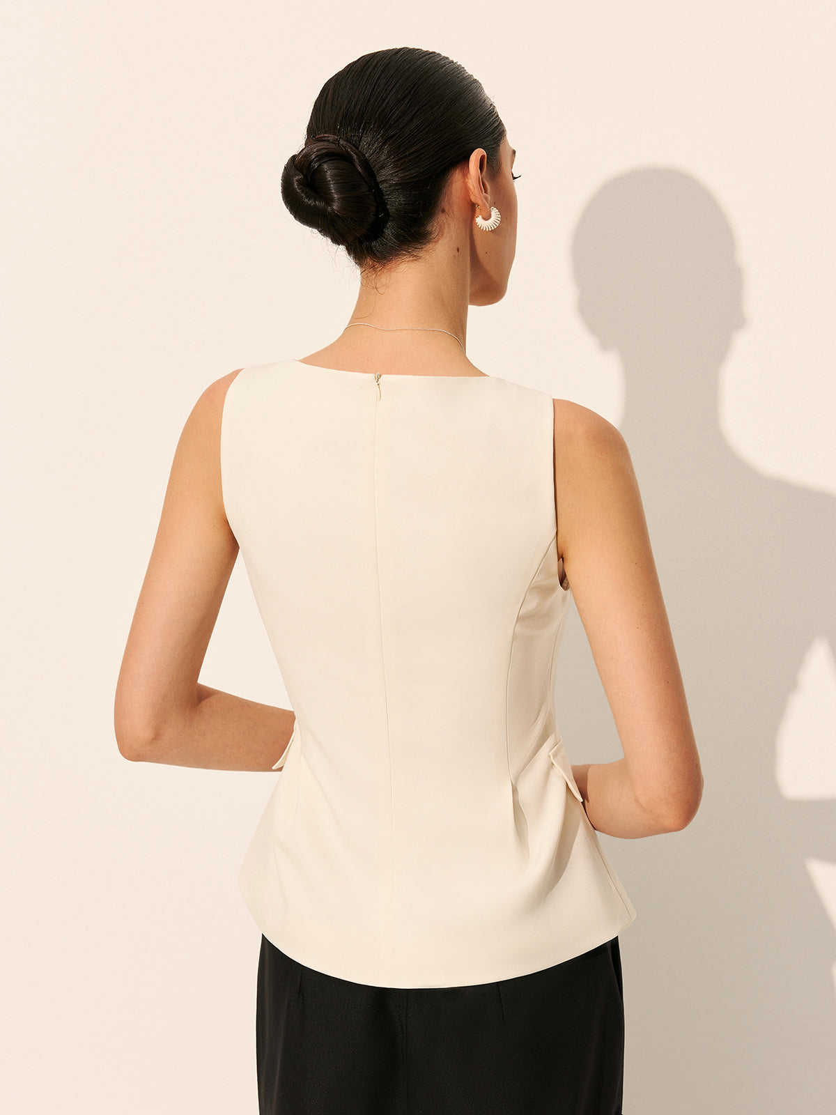 Haut sans manches à col en V et poches décoratives 