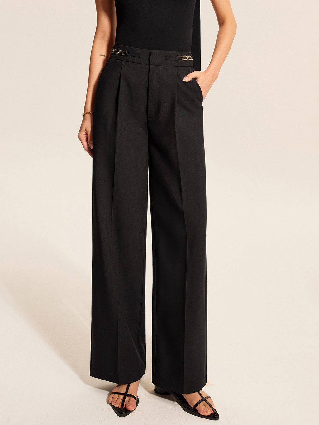 Bundfaltenhose mit mittelhoher Taille und Kettendetail
