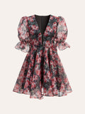 Robe florale semi-transparente à manches bouffantes