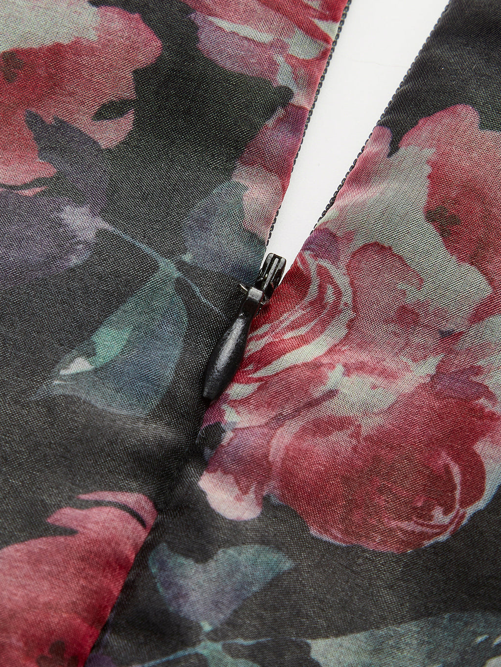 Robe florale semi-transparente à manches bouffantes