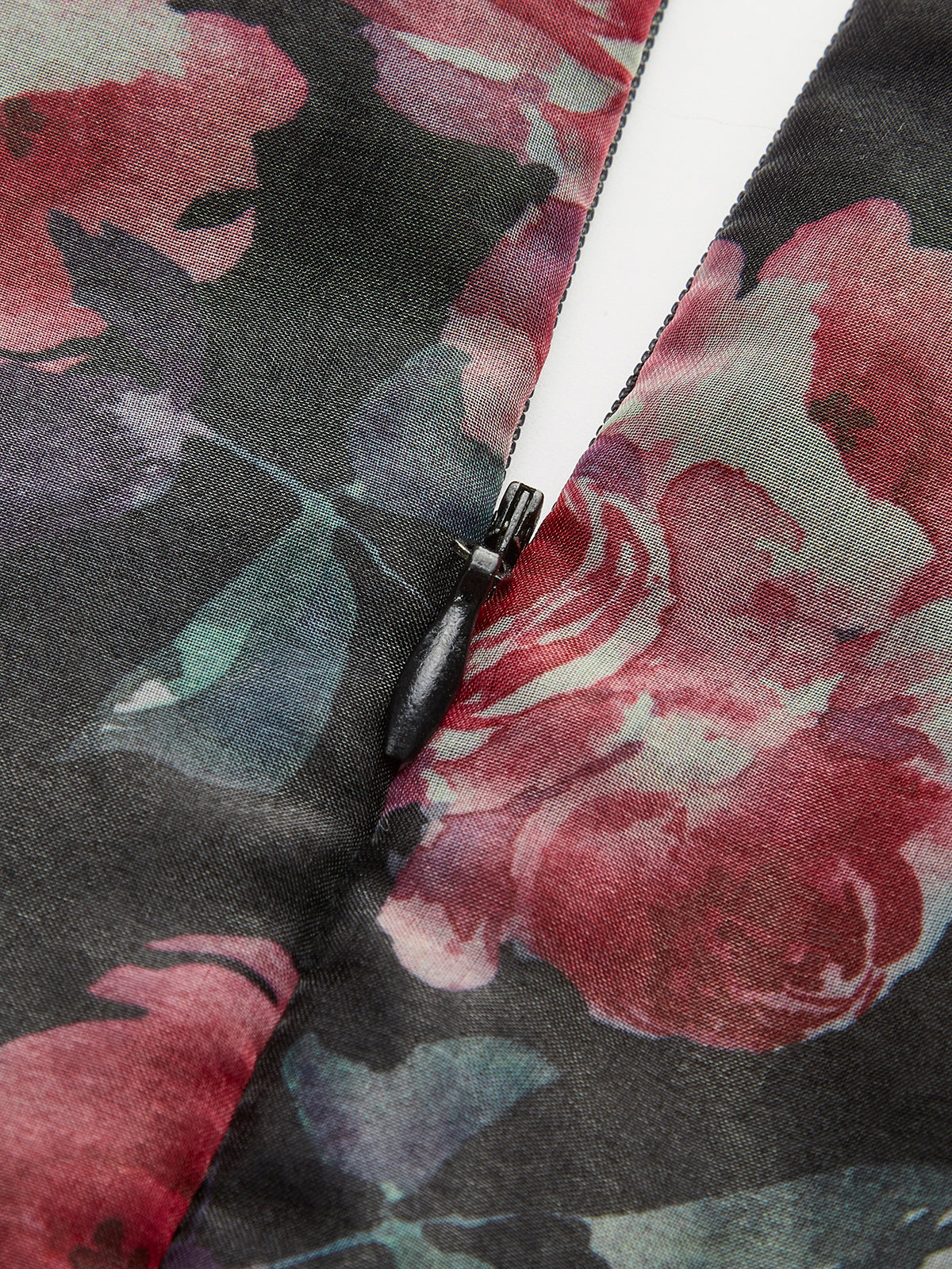 Robe florale semi-transparente à manches bouffantes