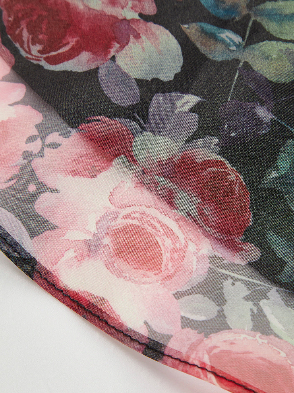 Robe florale semi-transparente à manches bouffantes