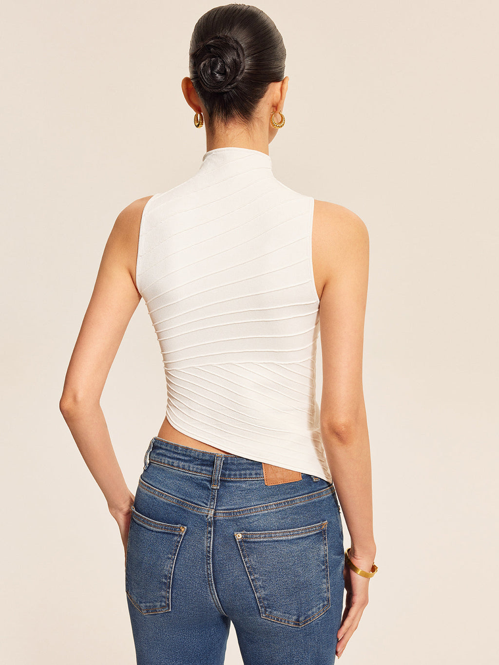 Asymmetrisches Stricktop mit Cut-Out und Kettendetail