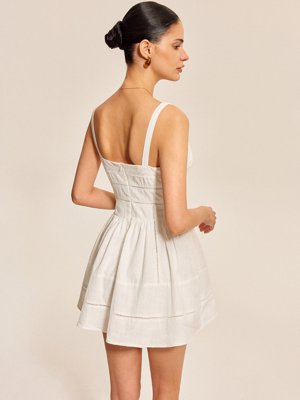Baumwollkleid mit eckigem Ausschnitt und Spitzenborte
