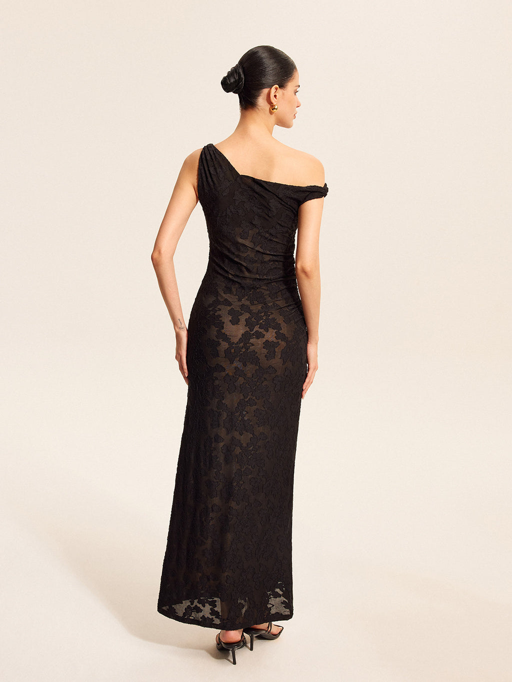 Halbtransparentes One-Shoulder-Maxikleid aus Spitze