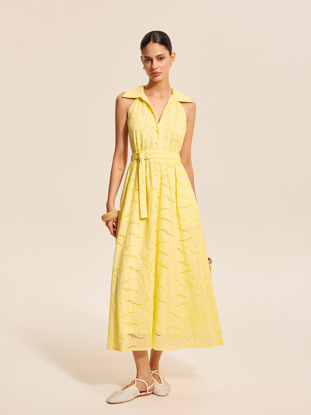Robe en coton brodée avec ceinture