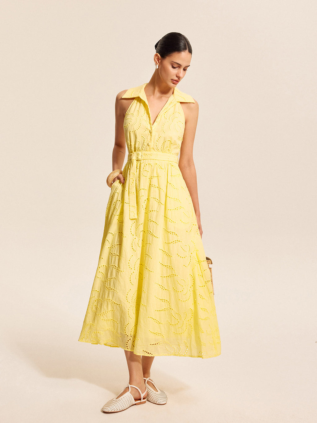 Robe en coton brodée avec ceinture