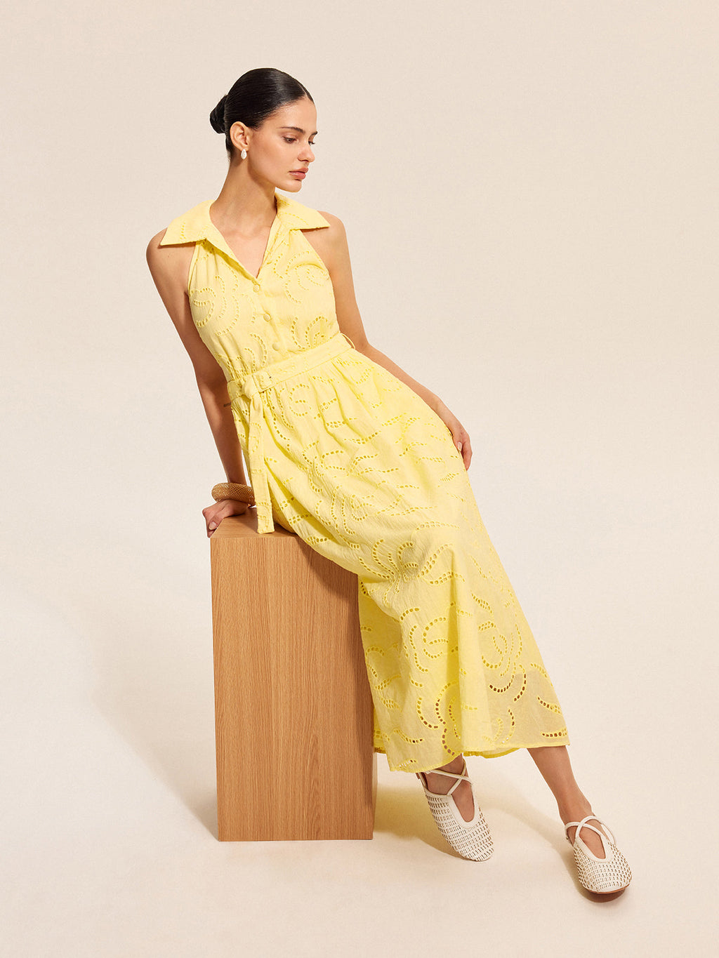 Robe en coton brodée avec ceinture