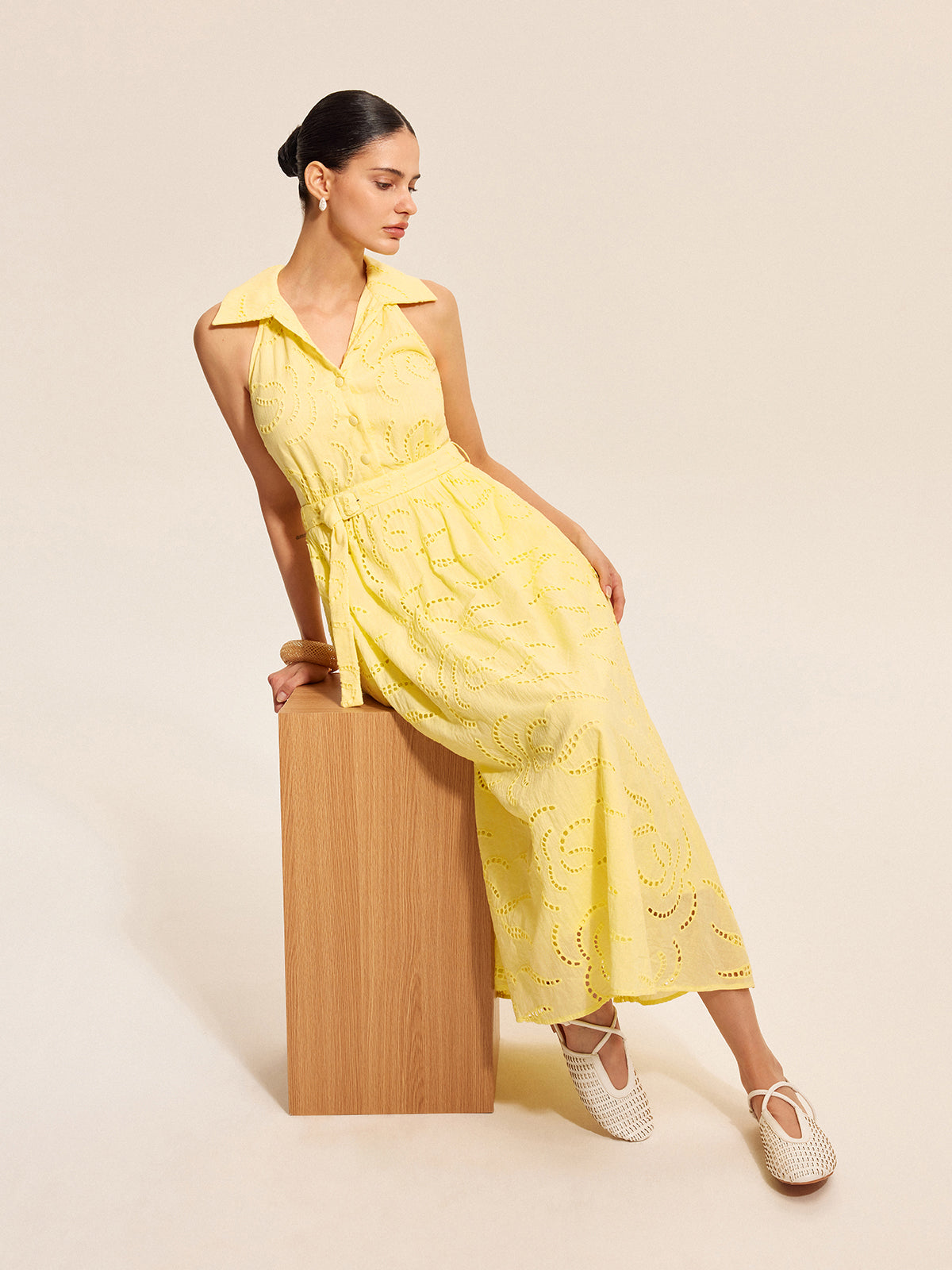 Robe en coton brodée avec ceinture