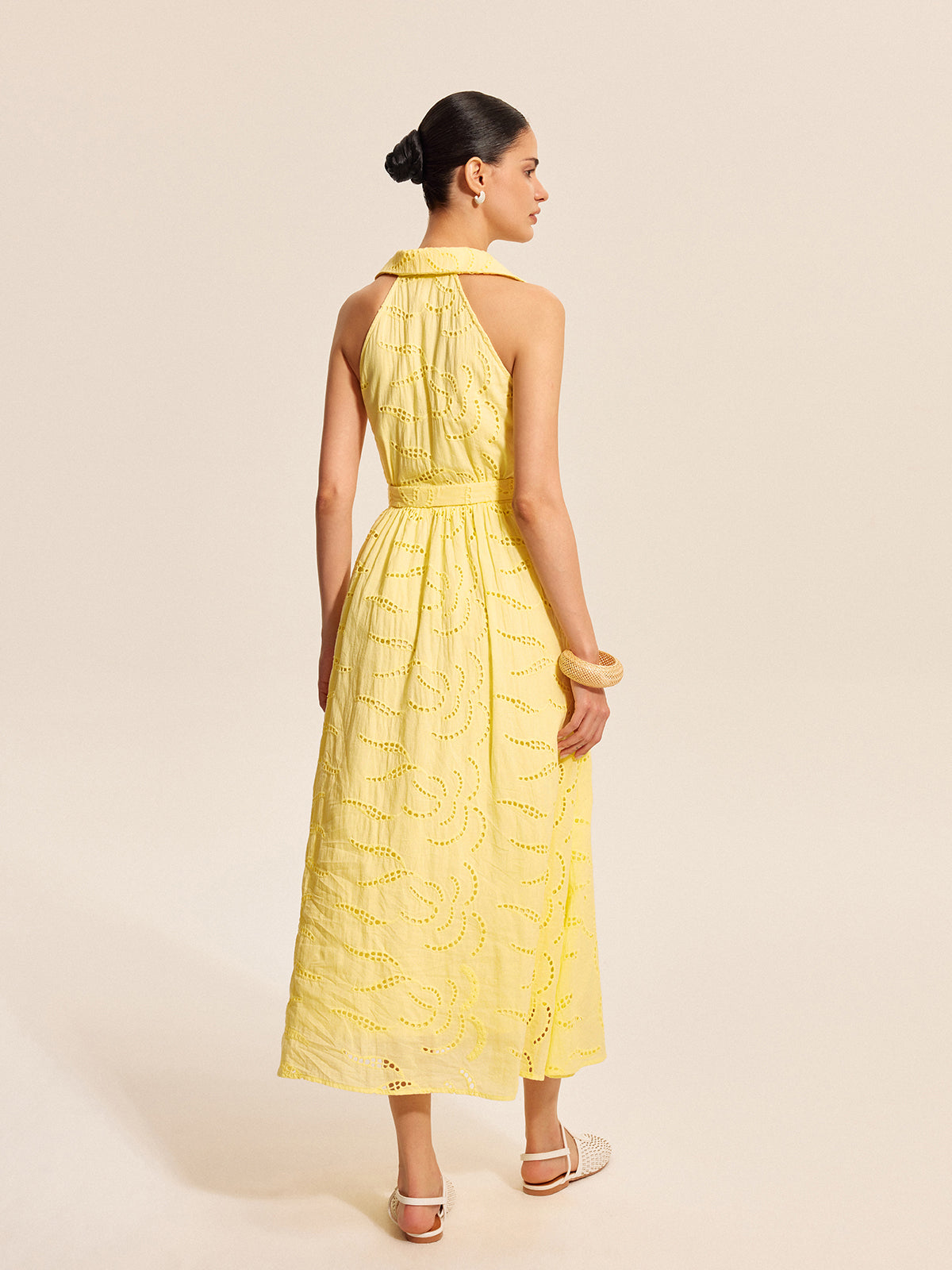 Robe en coton brodée avec ceinture