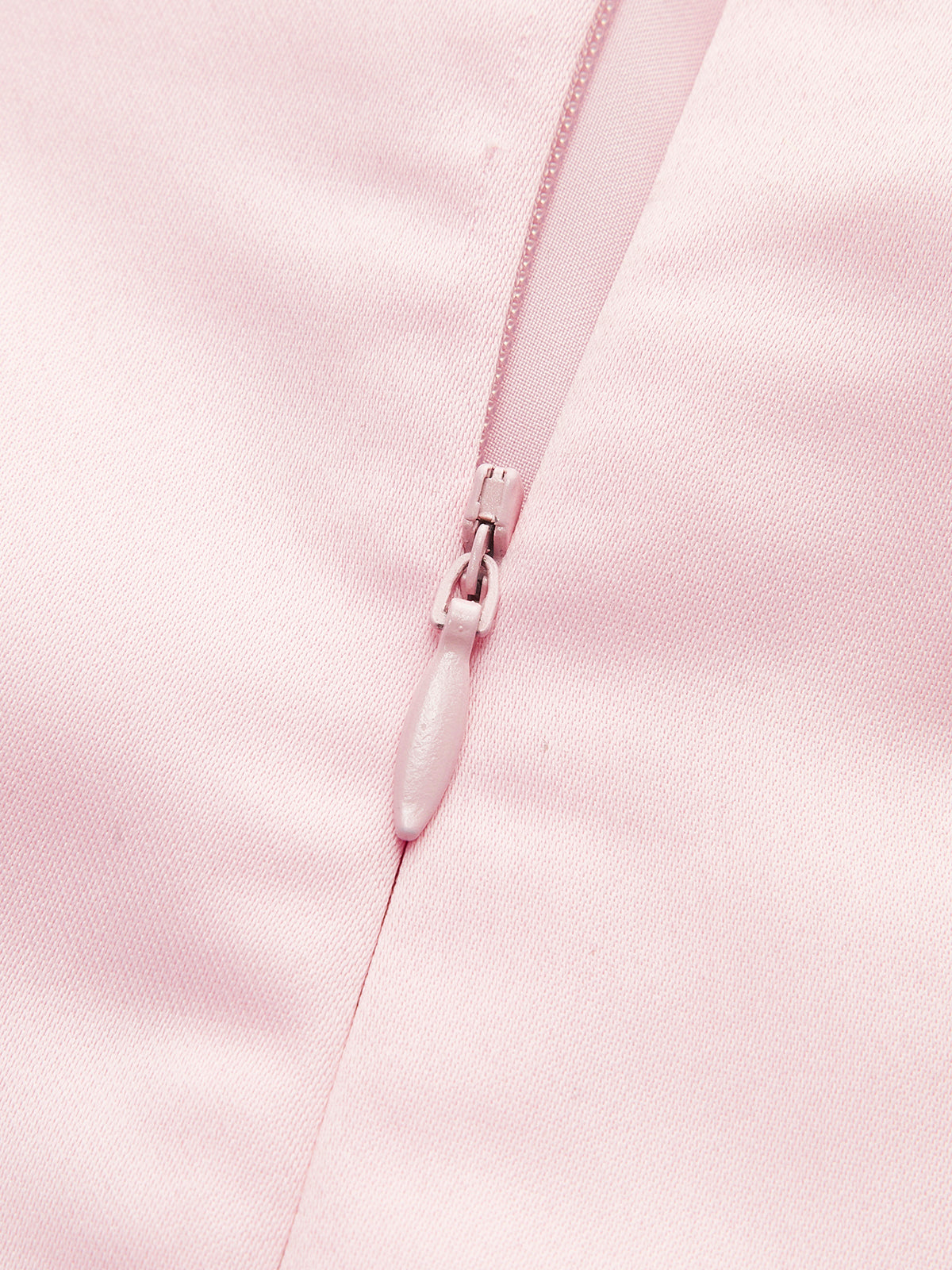 Asymmetrisches, verziertes, trägerloses Kleid aus Satin 