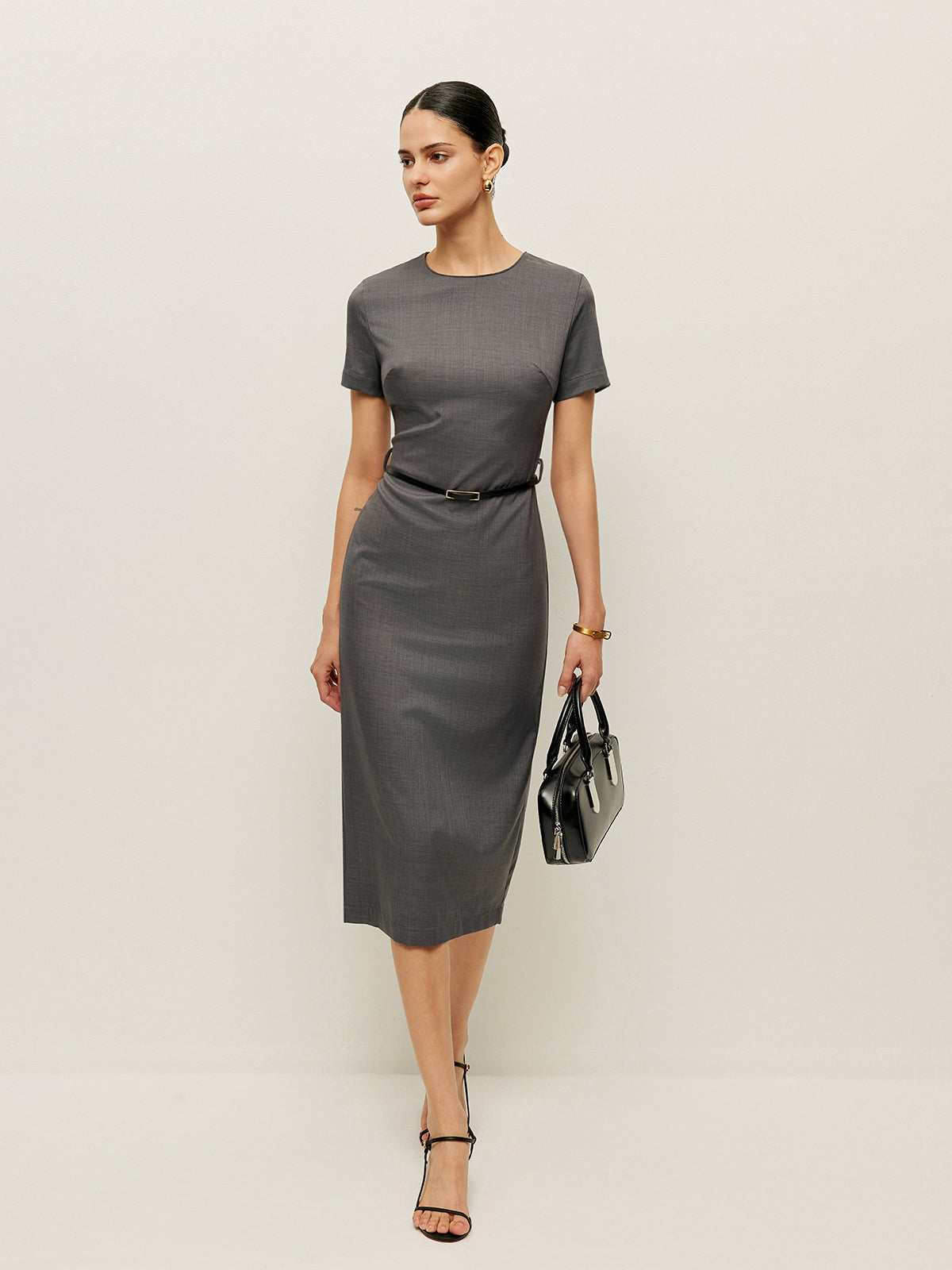 Robe crayon courte à manches courtes ceinturée 