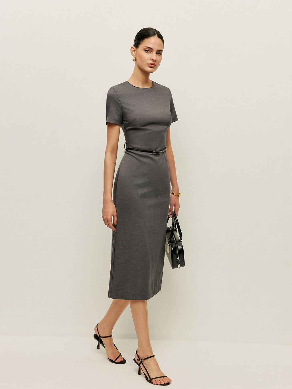 Bleistiftkleid mit Gürtel und kurzen Ärmeln