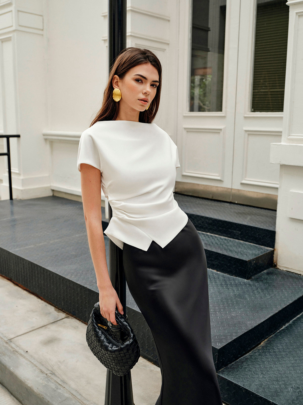 T-Shirt mit asymmetrischem Saum und Raffungen