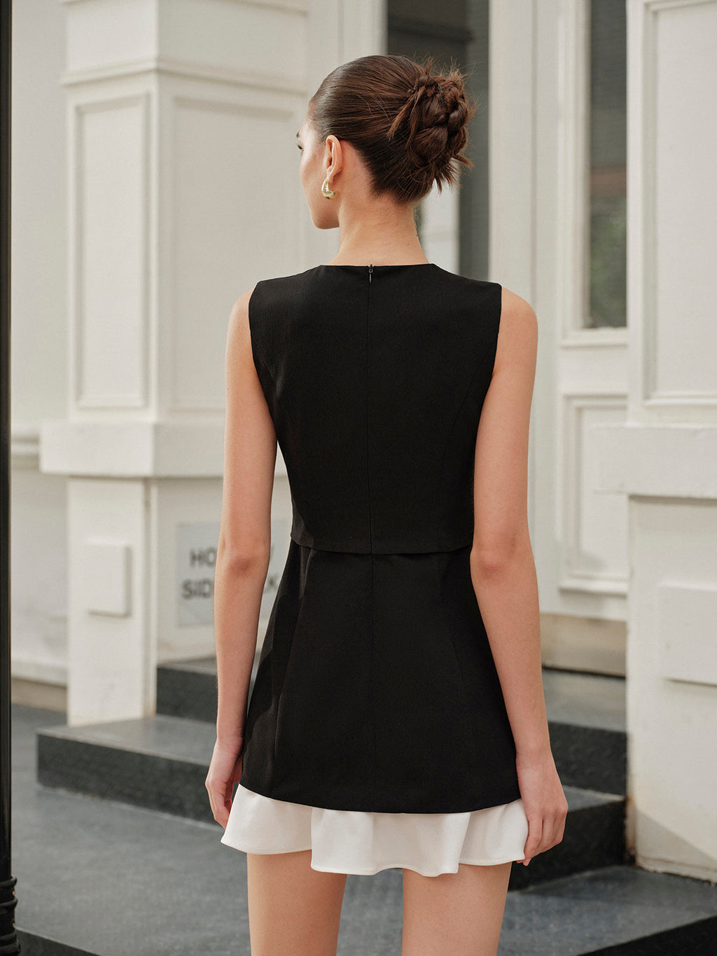 Robe sans manches boutonnée à volants et poches