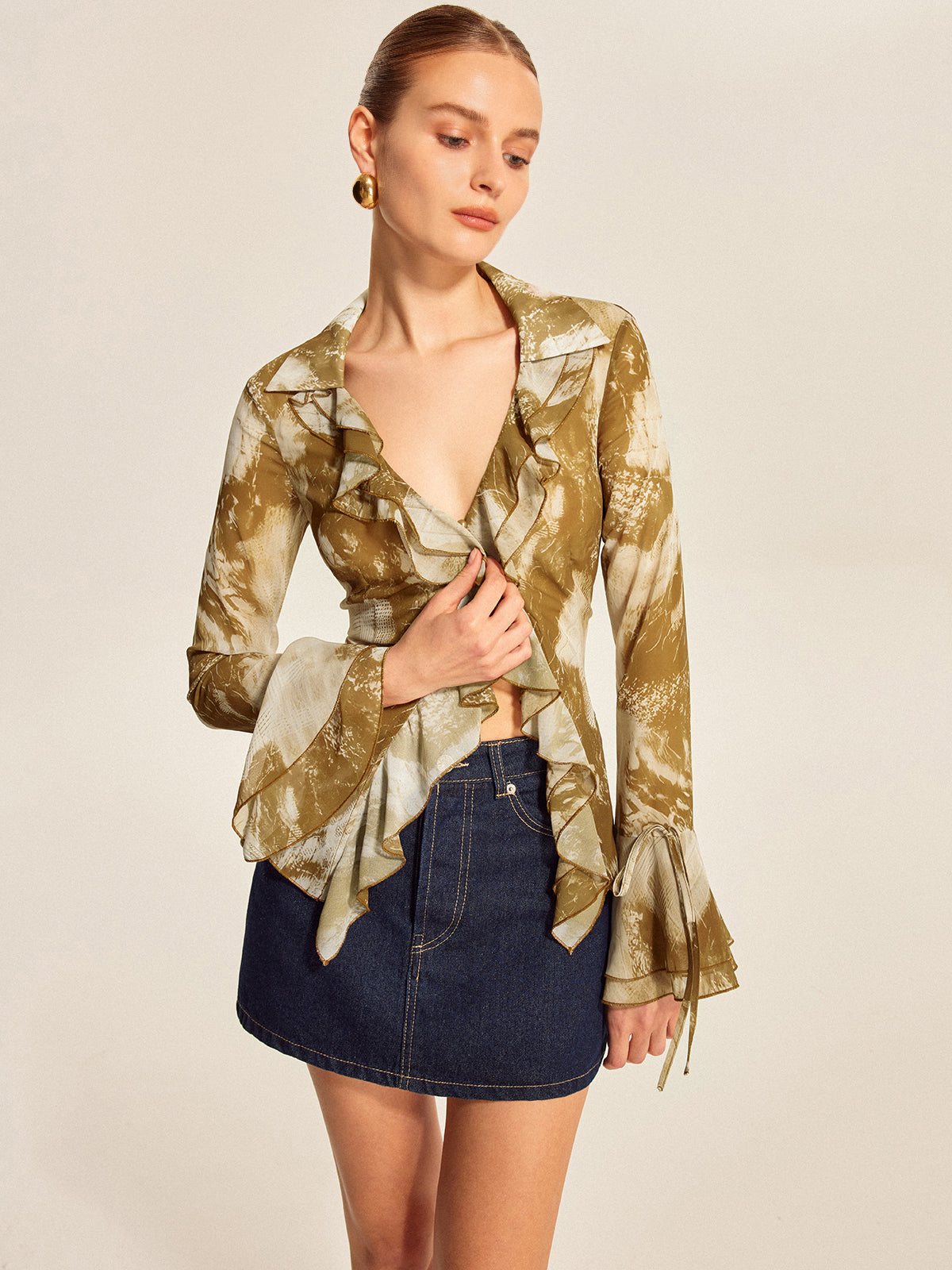 Bluse mit Rüschen und ausgestellten Ärmeln