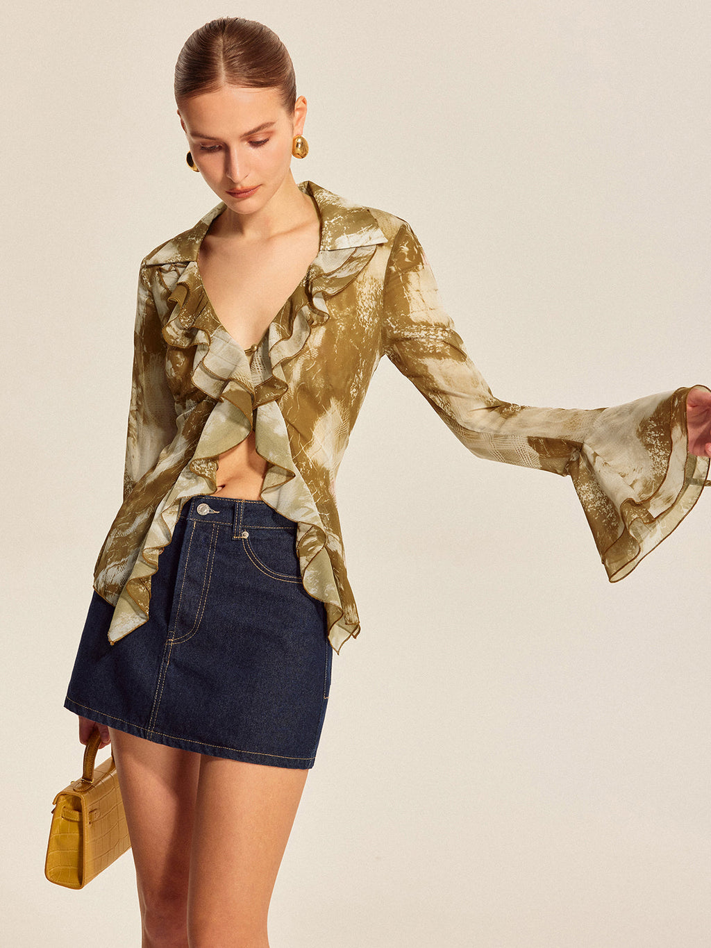 Bluse mit Rüschen und ausgestellten Ärmeln