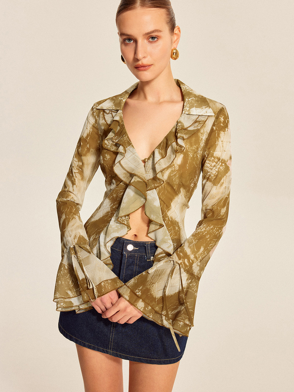 Bluse mit Rüschen und ausgestellten Ärmeln
