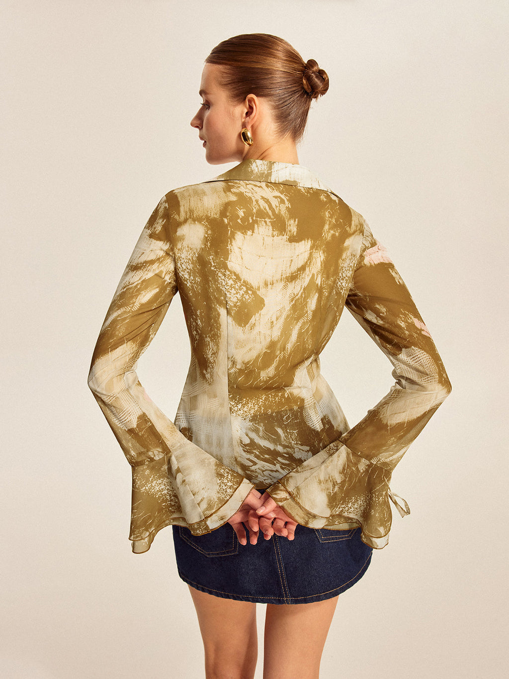 Bluse mit Rüschen und ausgestellten Ärmeln