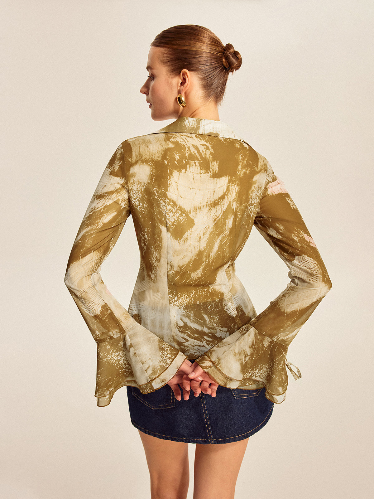 Bluse mit Rüschen und ausgestellten Ärmeln