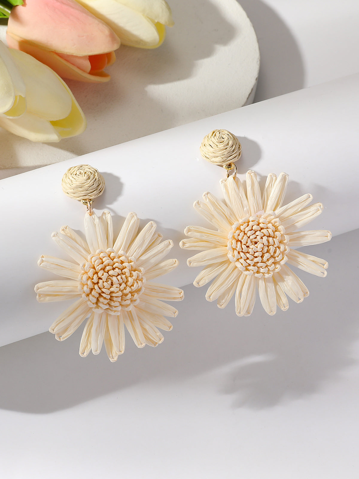 Boucles d'oreilles pendantes en raphia en forme de fleur 