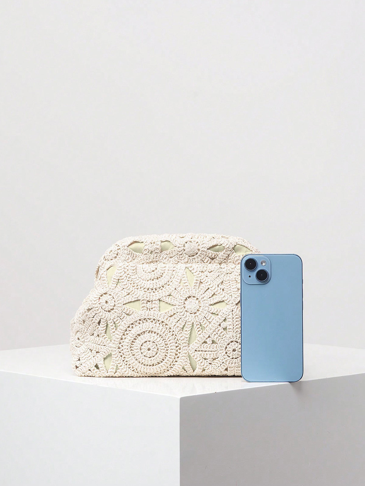 Pochette en dentelle au crochet 