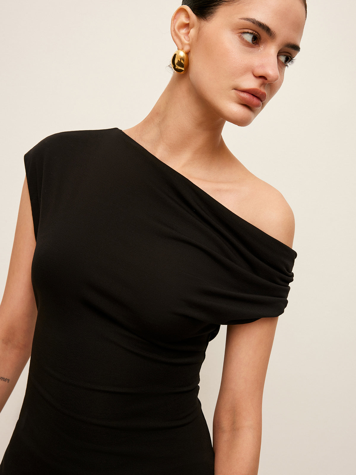 Bluse mit asymmetrischem Ausschnitt und Schlitz 