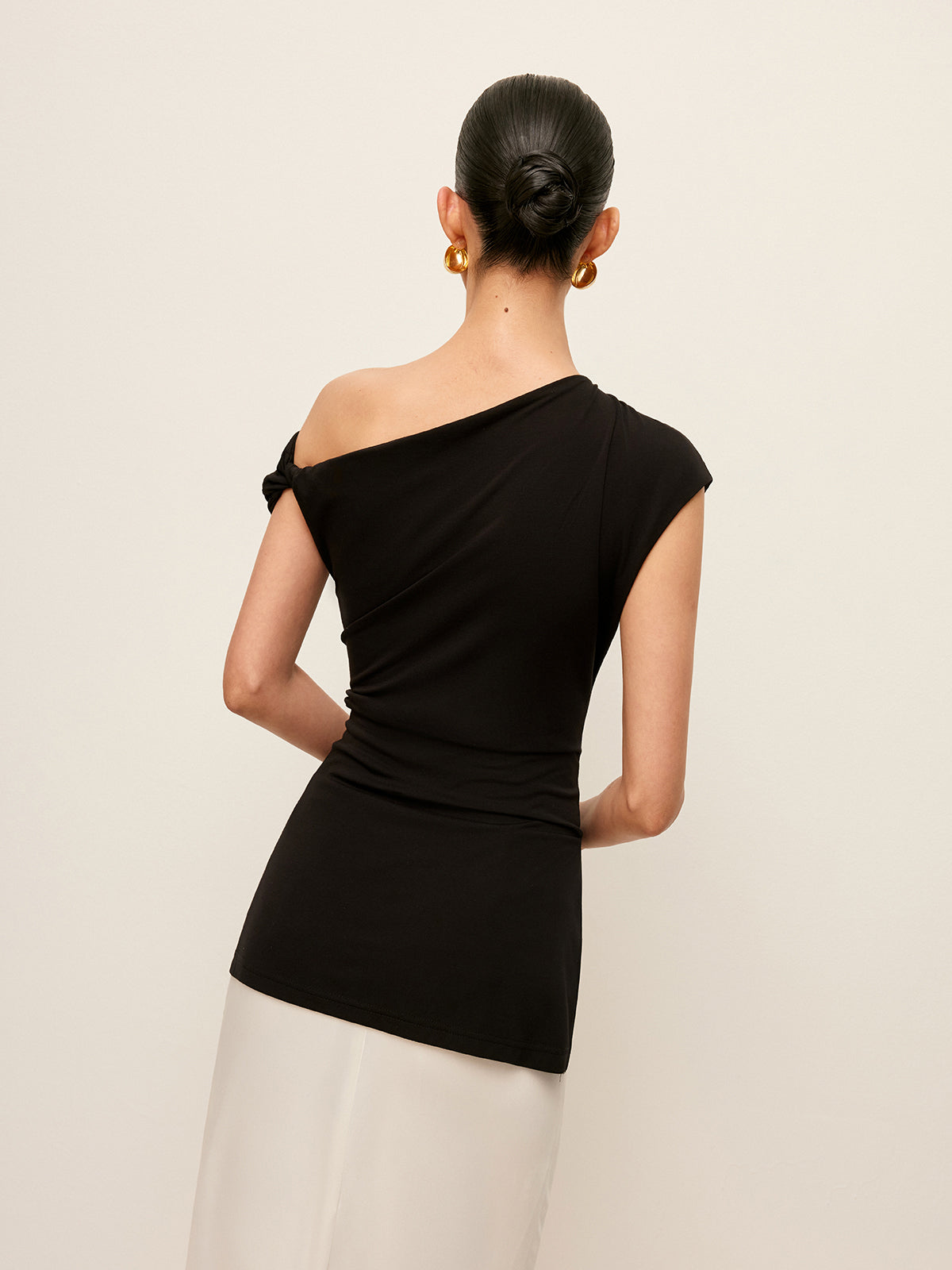 Bluse mit asymmetrischem Ausschnitt und Schlitz 