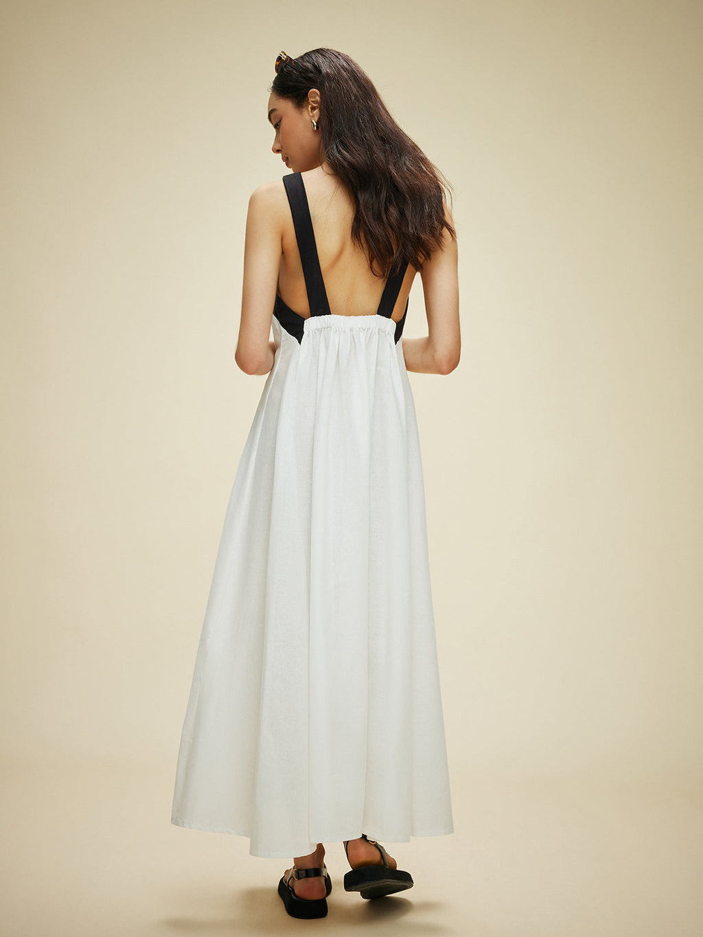 Halbtransparente rückenfreie Neckholder-Kleid aus Baumwolle und Leinen