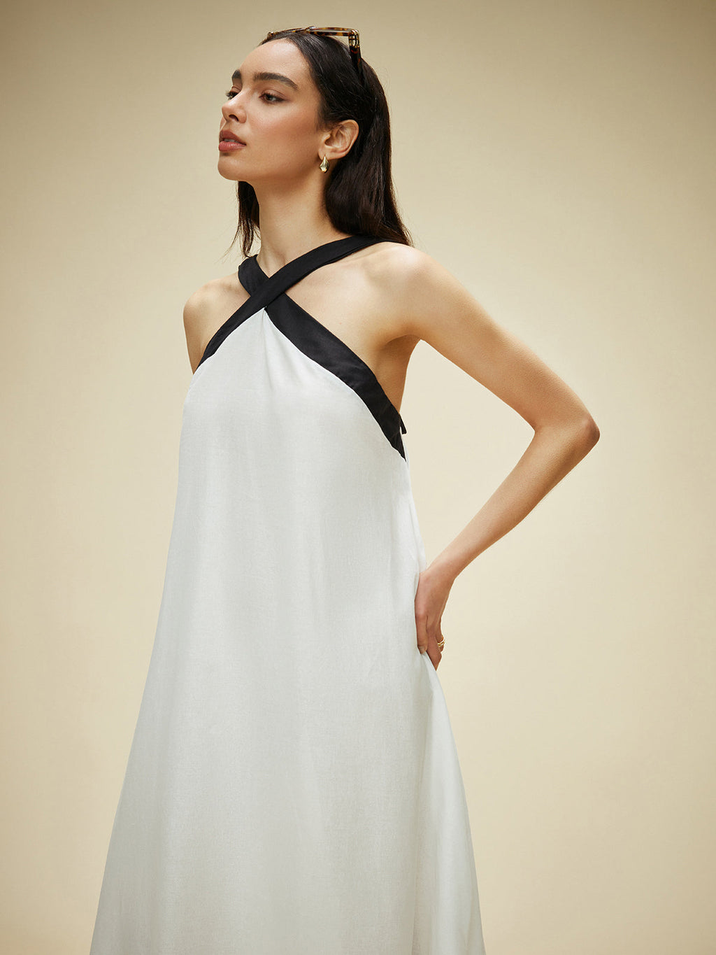 Halbtransparente rückenfreie Neckholder-Kleid aus Baumwolle und Leinen