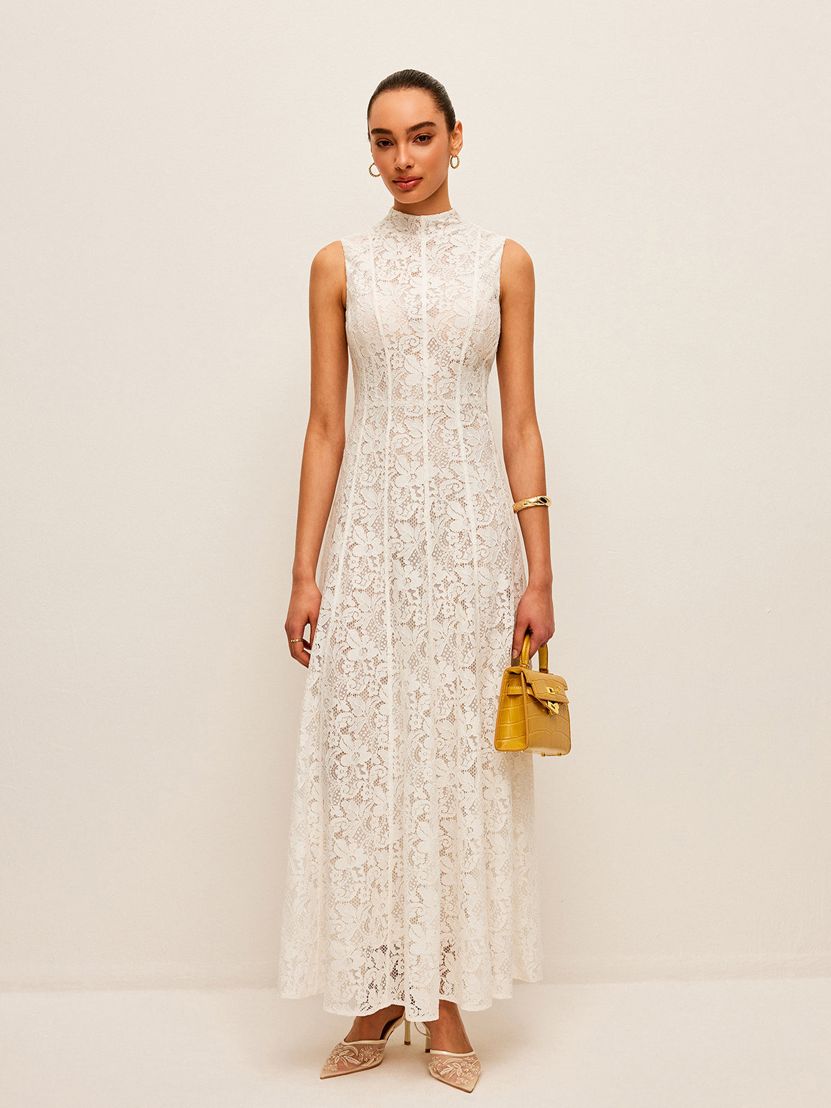 Robe en dentelle semi-transparente