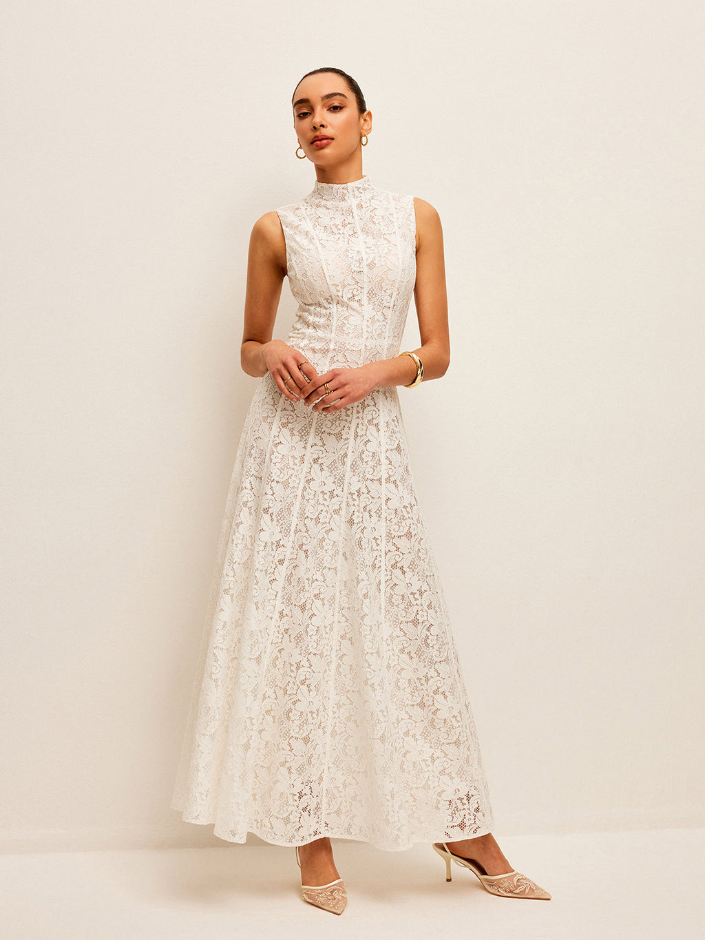 Robe en dentelle semi-transparente