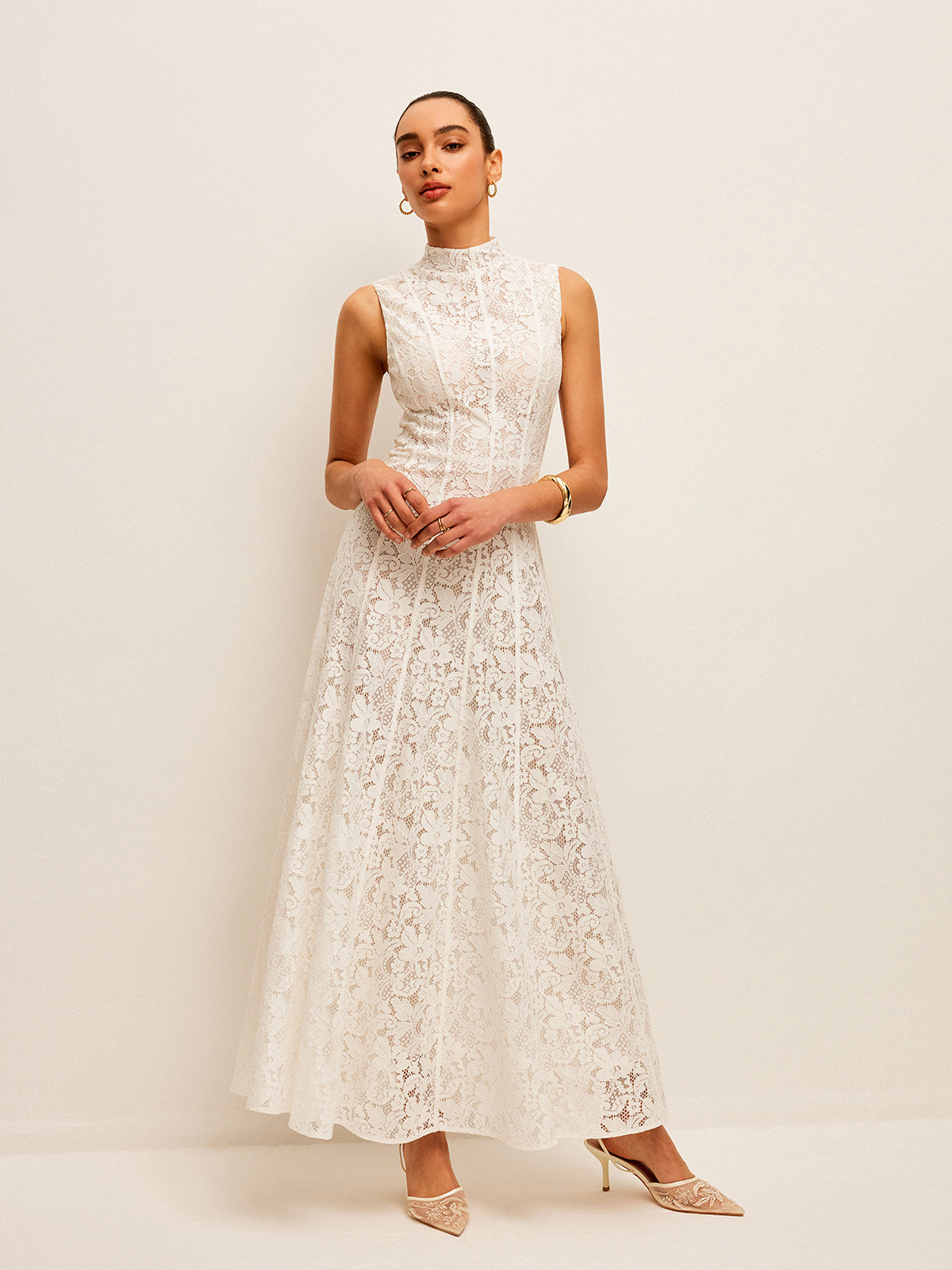 Robe en dentelle semi-transparente