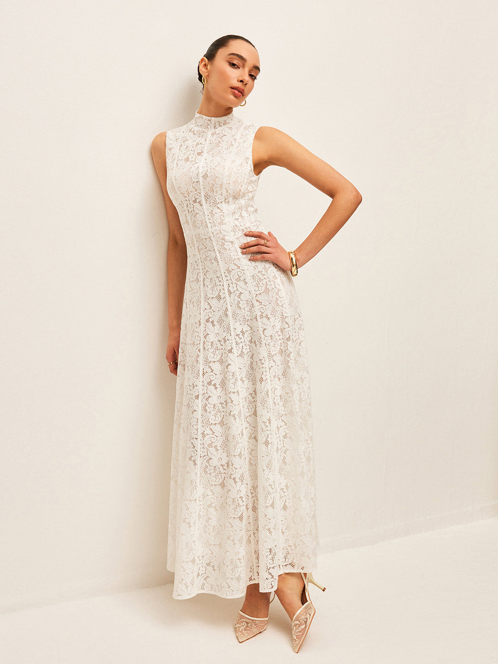 Robe en dentelle semi-transparente