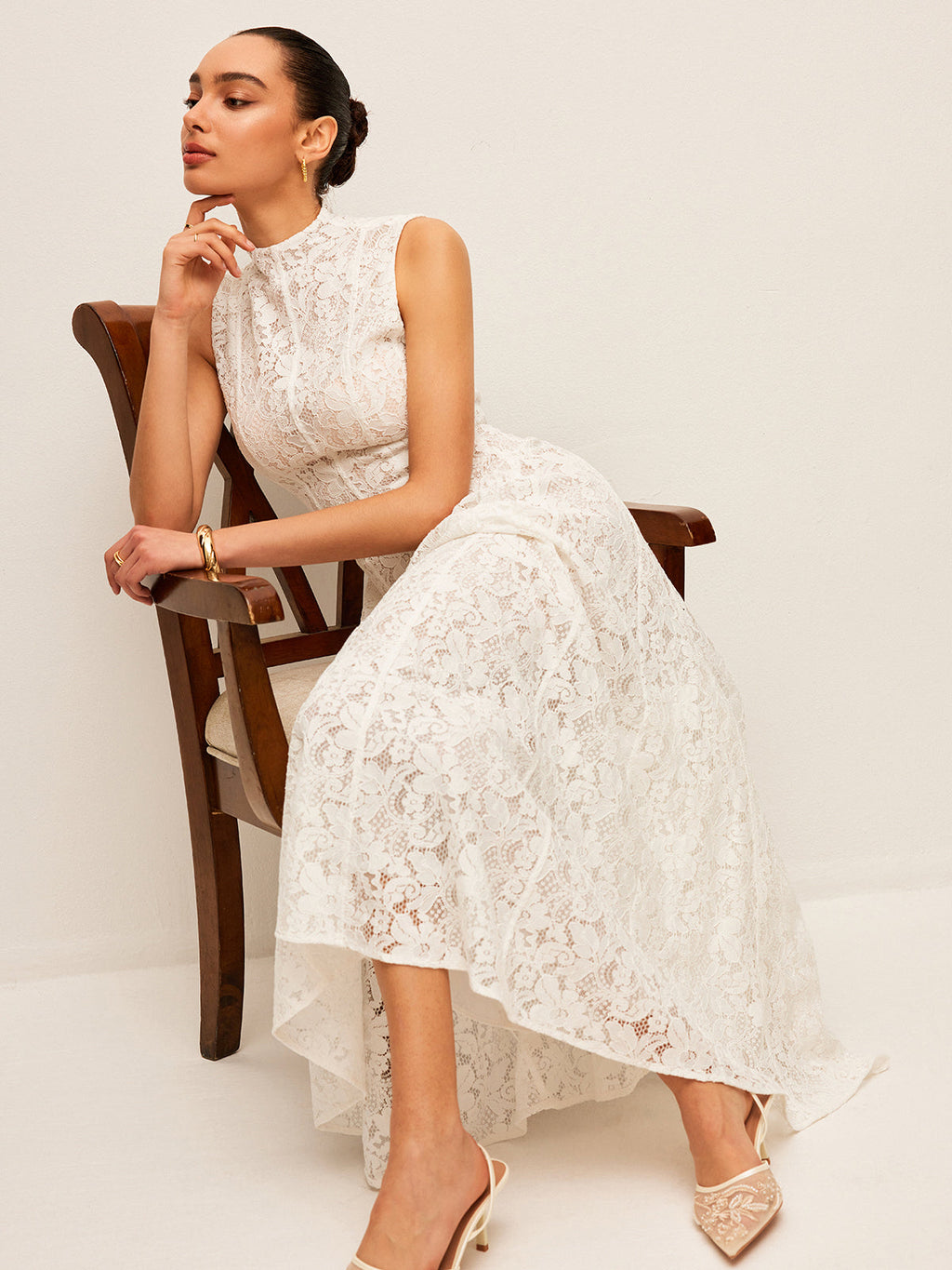 Robe en dentelle semi-transparente
