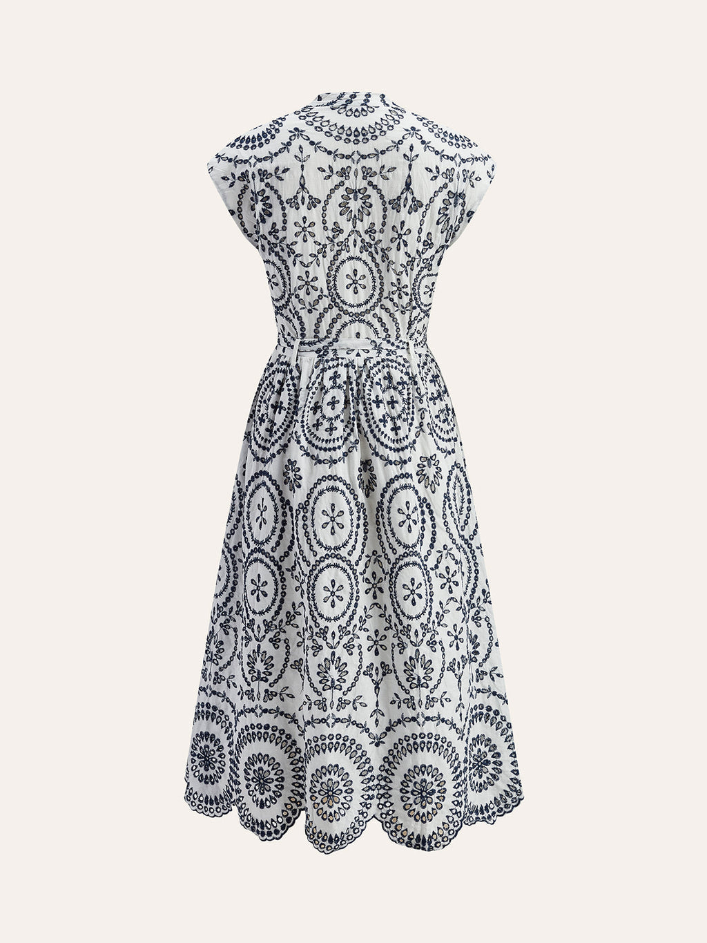 Besticktes V-Ausschnitt-Kleid mit Gürtel