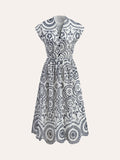 Besticktes V-Ausschnitt-Kleid mit Gürtel