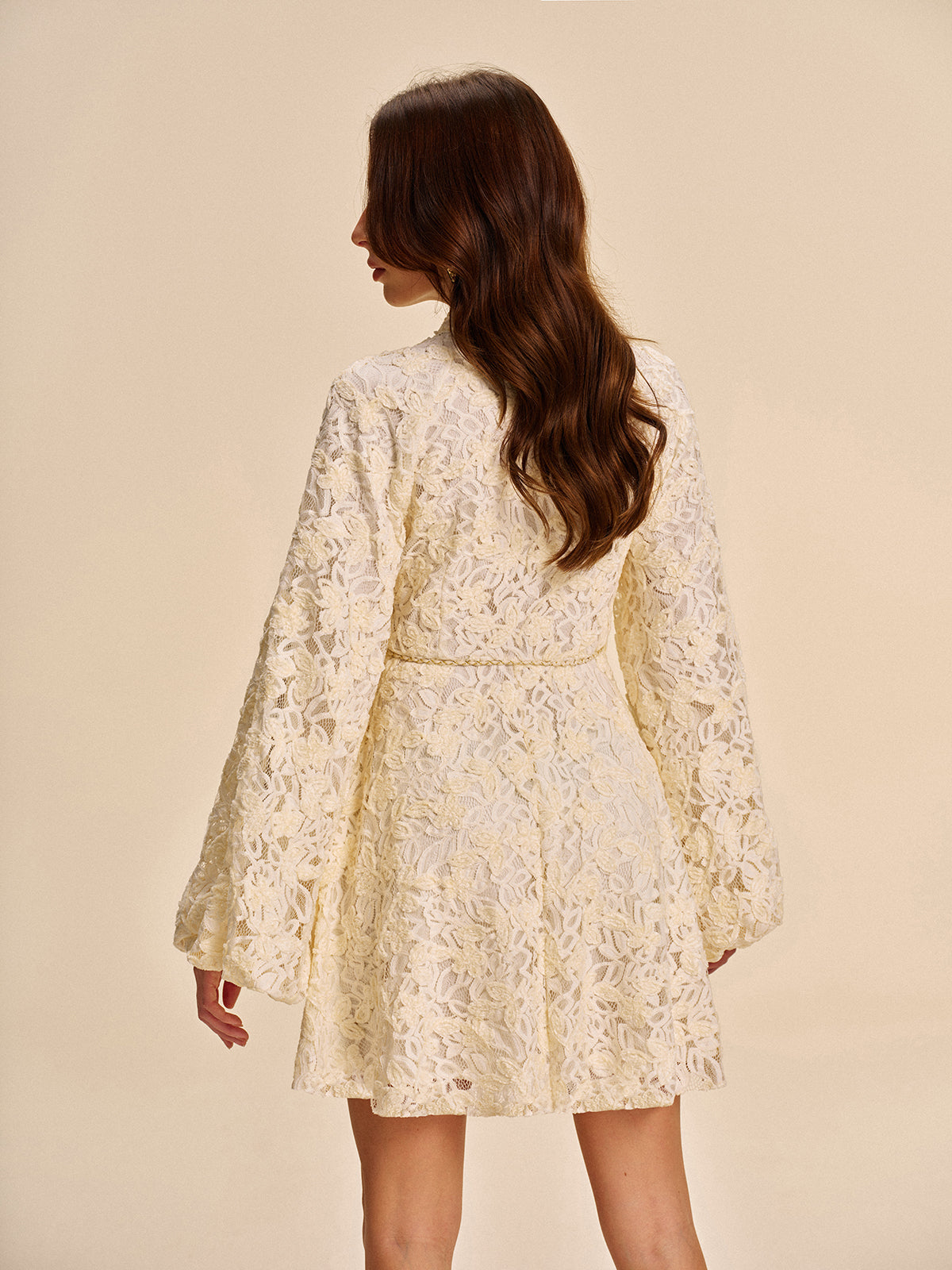 Robe en dentelle à manches cloche avec ceinture