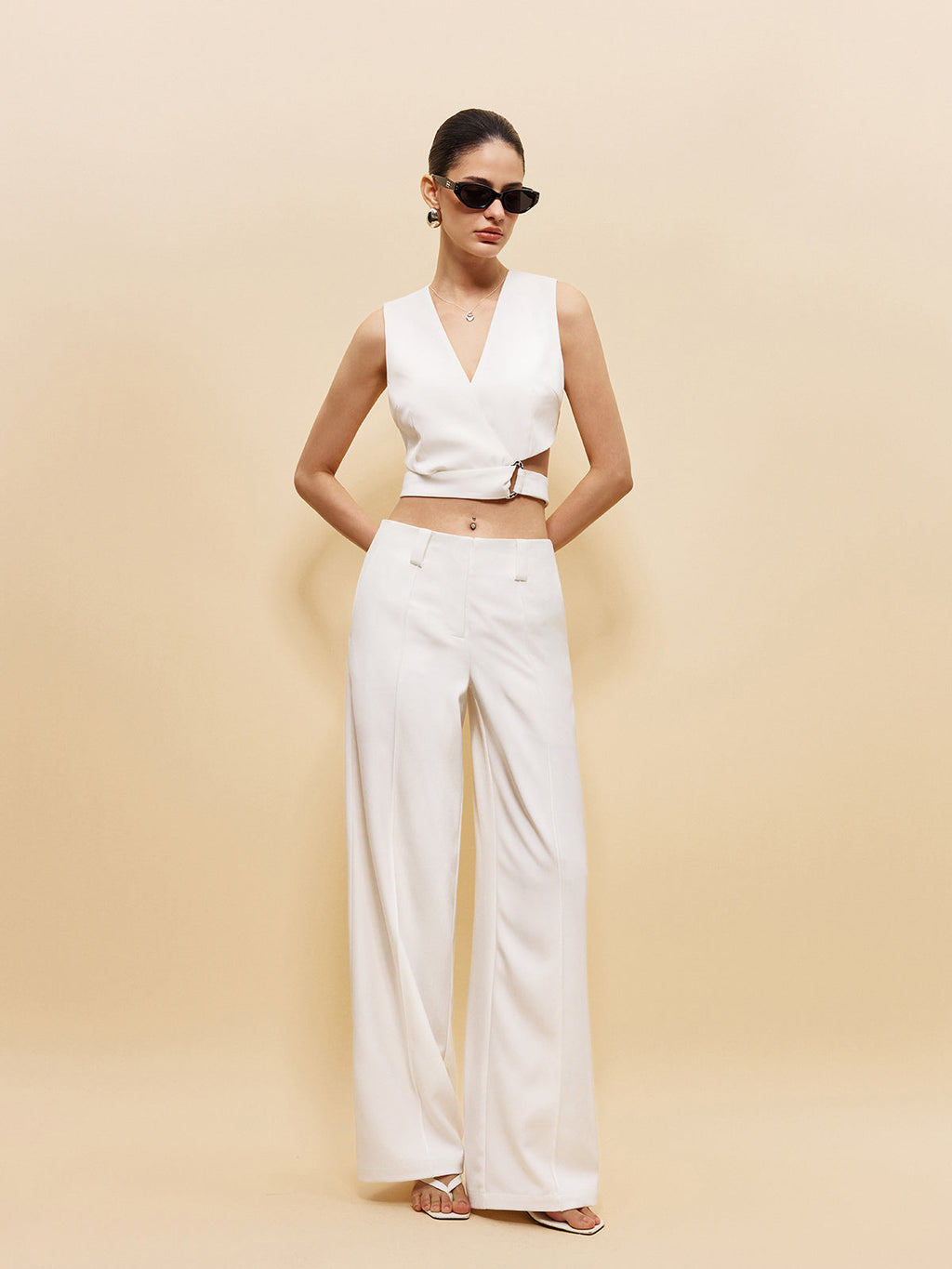 Hosen mit mittelhohem Bund und Taschen, ohne Gürtel