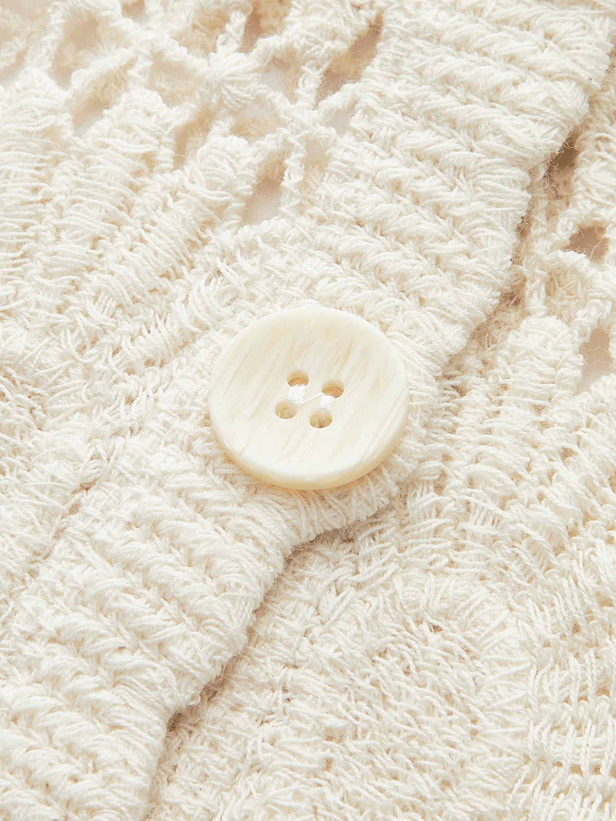 Gehäkelte Strickjacke mit Blumenmuster und Knopfleiste 