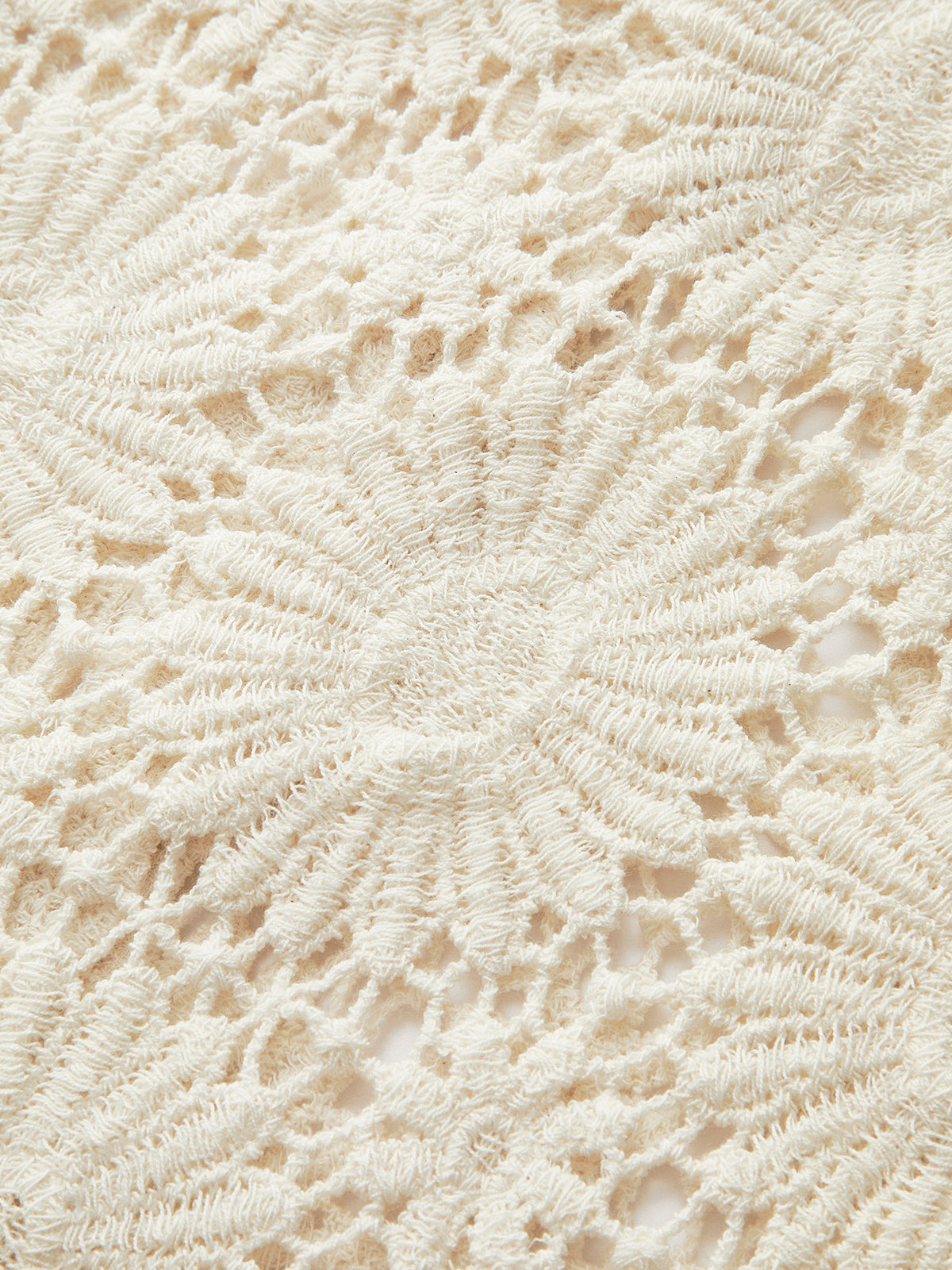 Gehäkelte Strickjacke mit Blumenmuster und Knopfleiste 