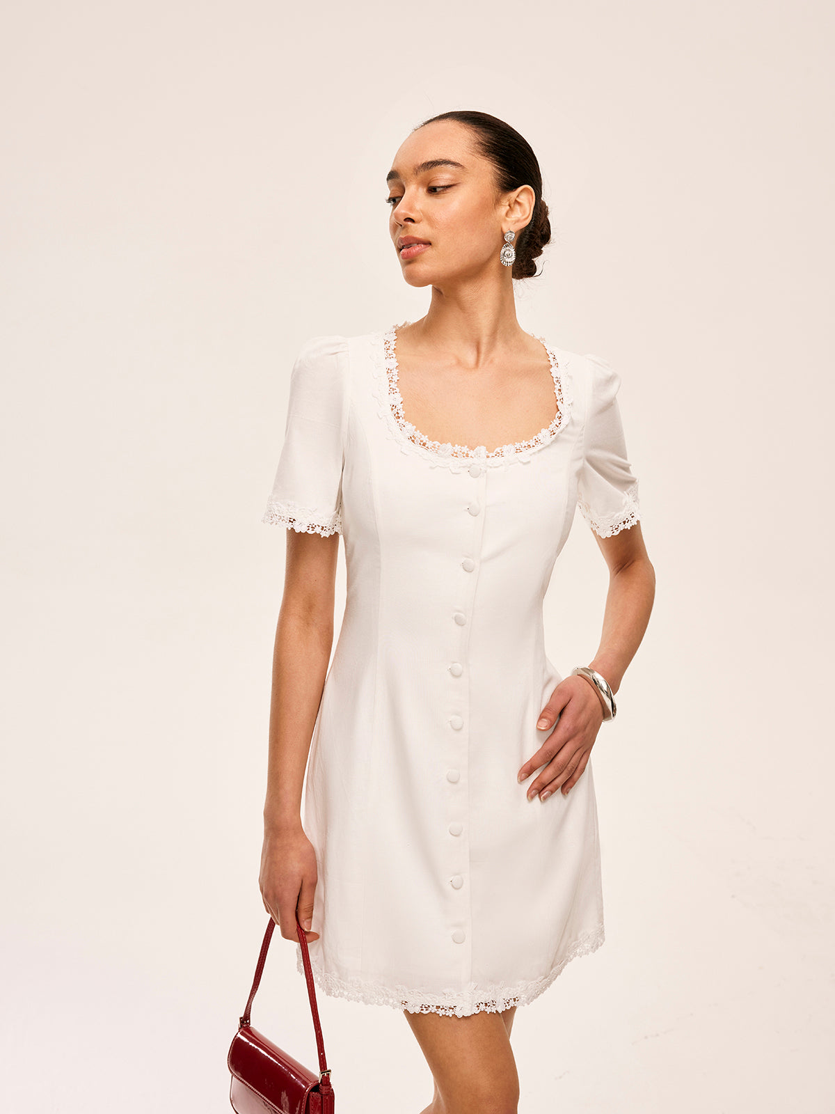 Robe en Coton et Lin à Détails Boutonnés et Bordure en Dentelle