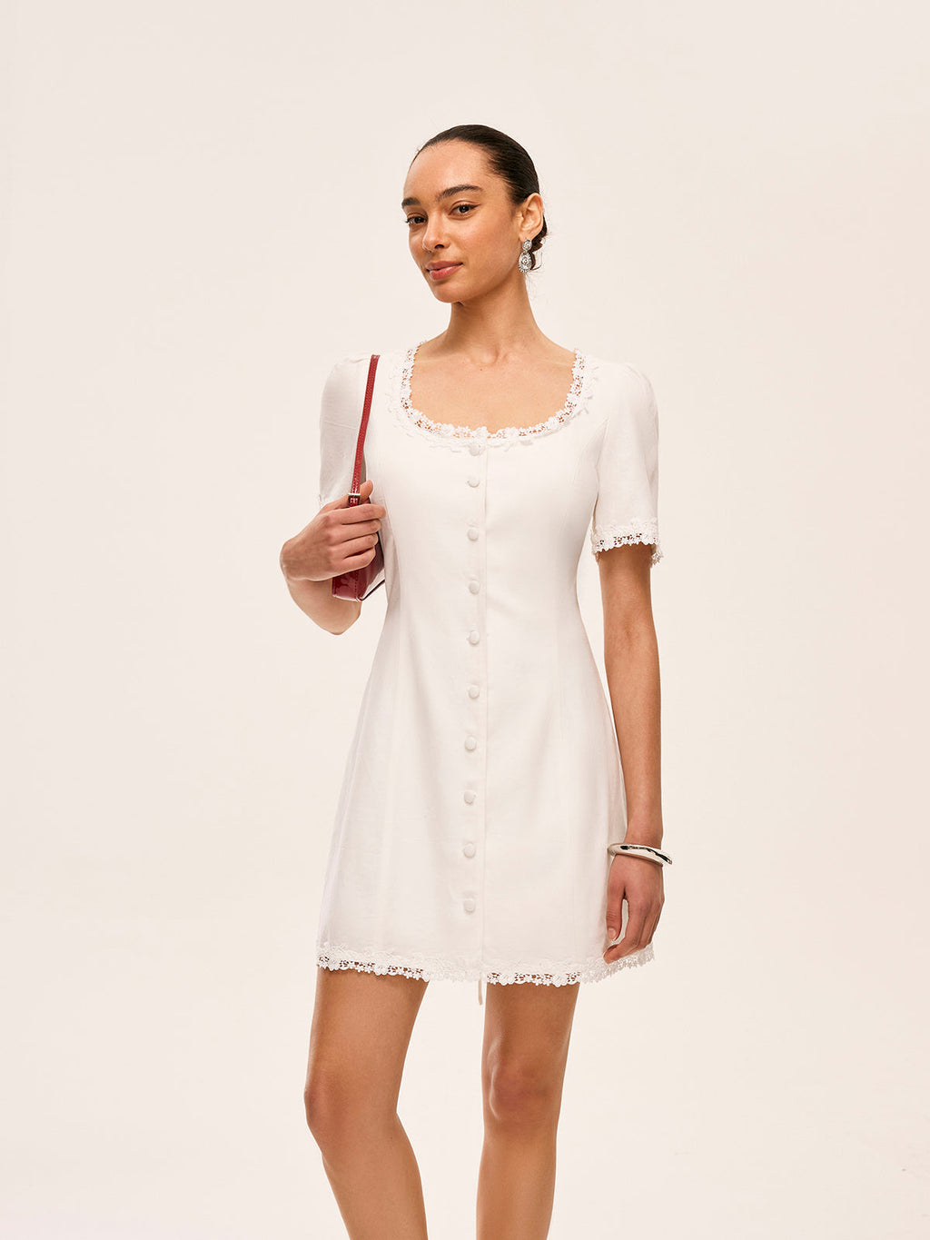 Robe en Coton et Lin à Détails Boutonnés et Bordure en Dentelle