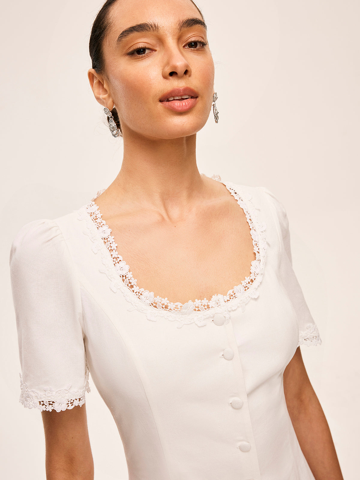 Kleid aus Baumwolle und Leinen mit Spitze und Knopfdetails