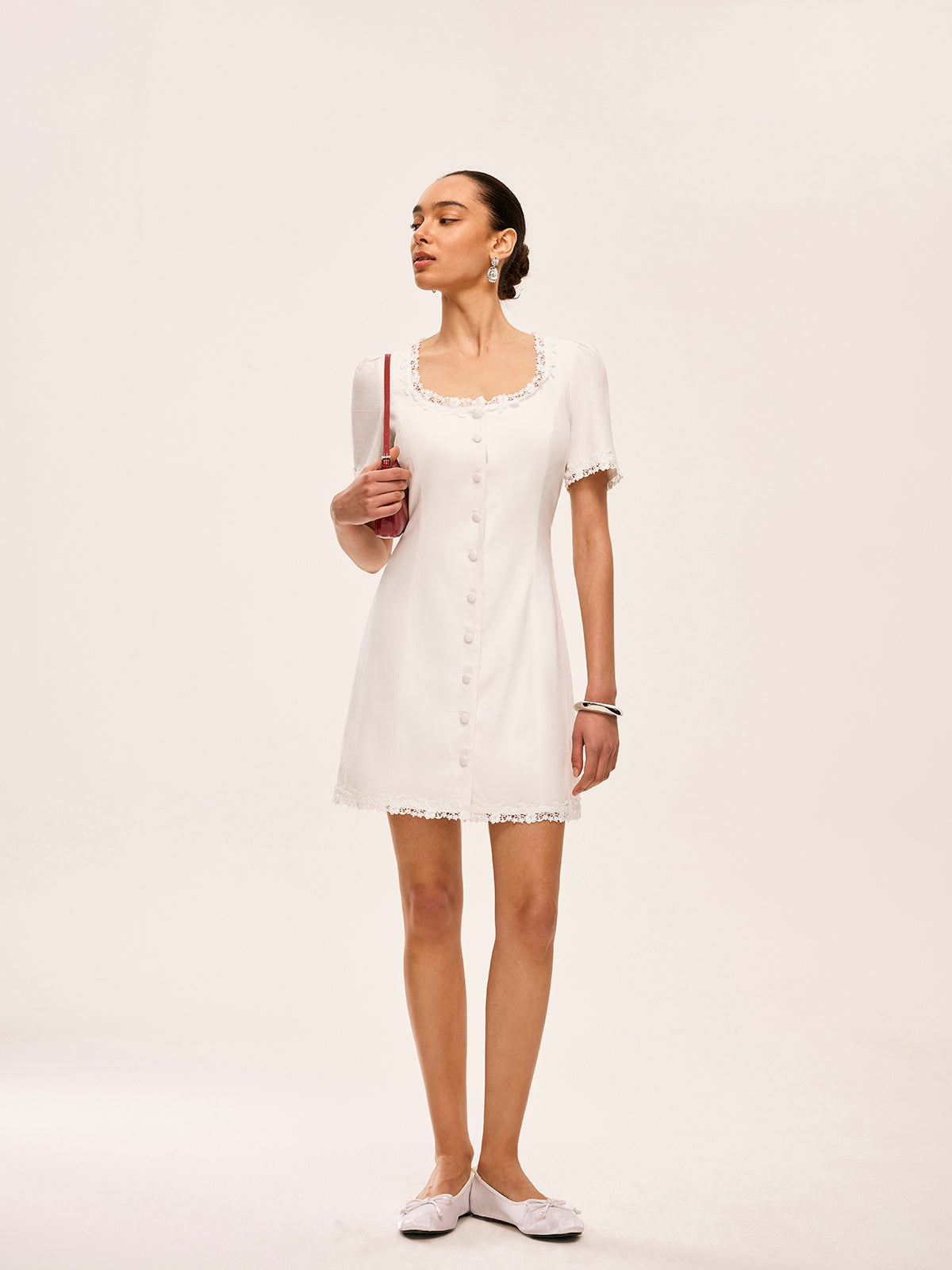 Kleid aus Baumwolle und Leinen mit Spitze und Knopfdetails