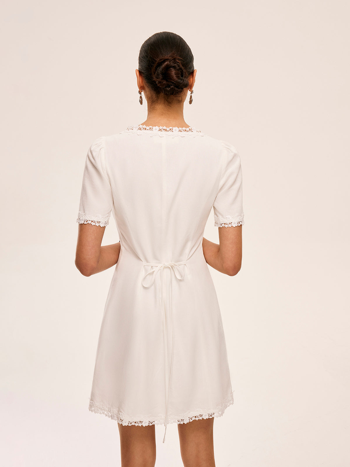 Robe en Coton et Lin à Détails Boutonnés et Bordure en Dentelle