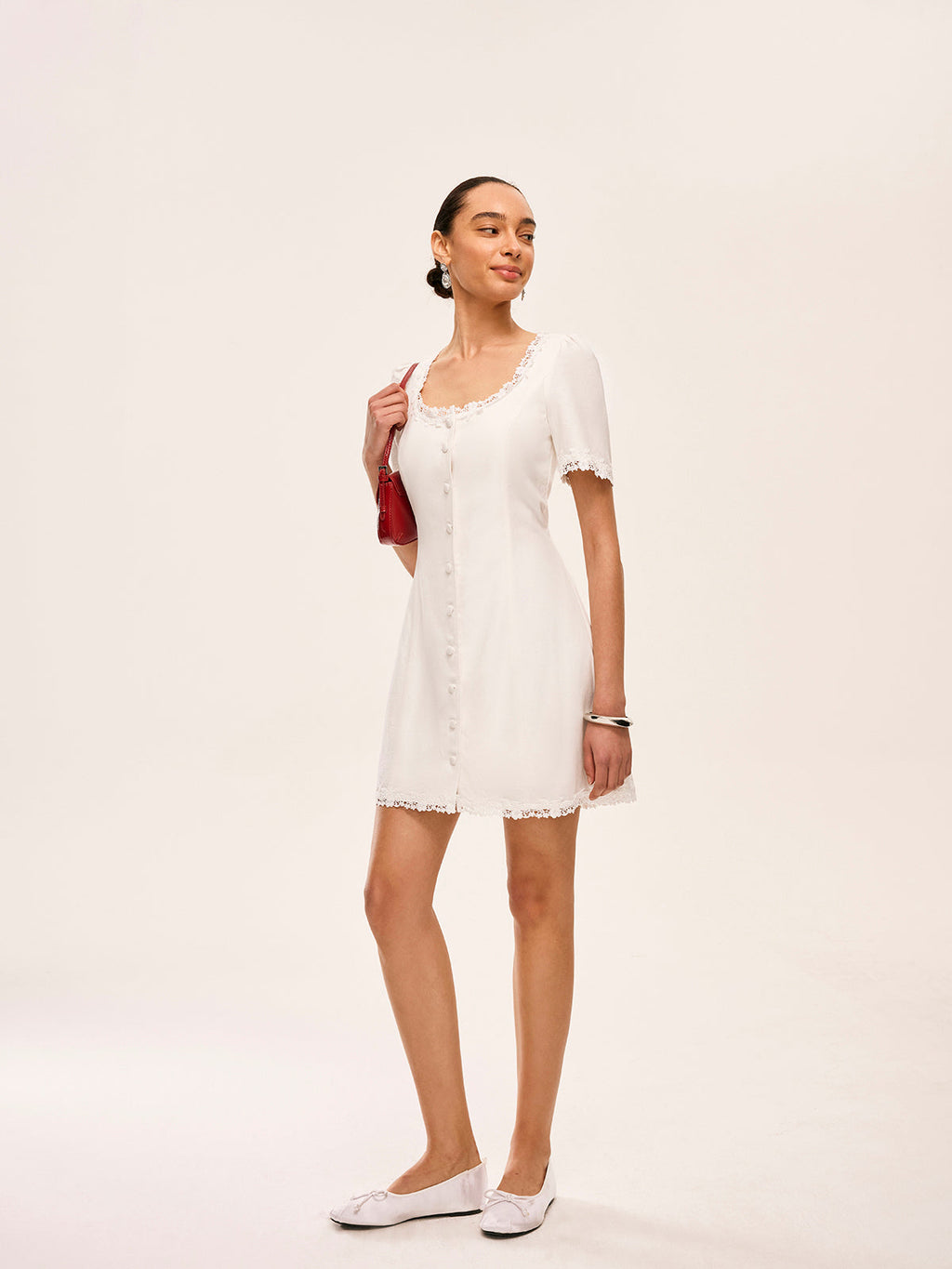 Robe en Coton et Lin à Détails Boutonnés et Bordure en Dentelle
