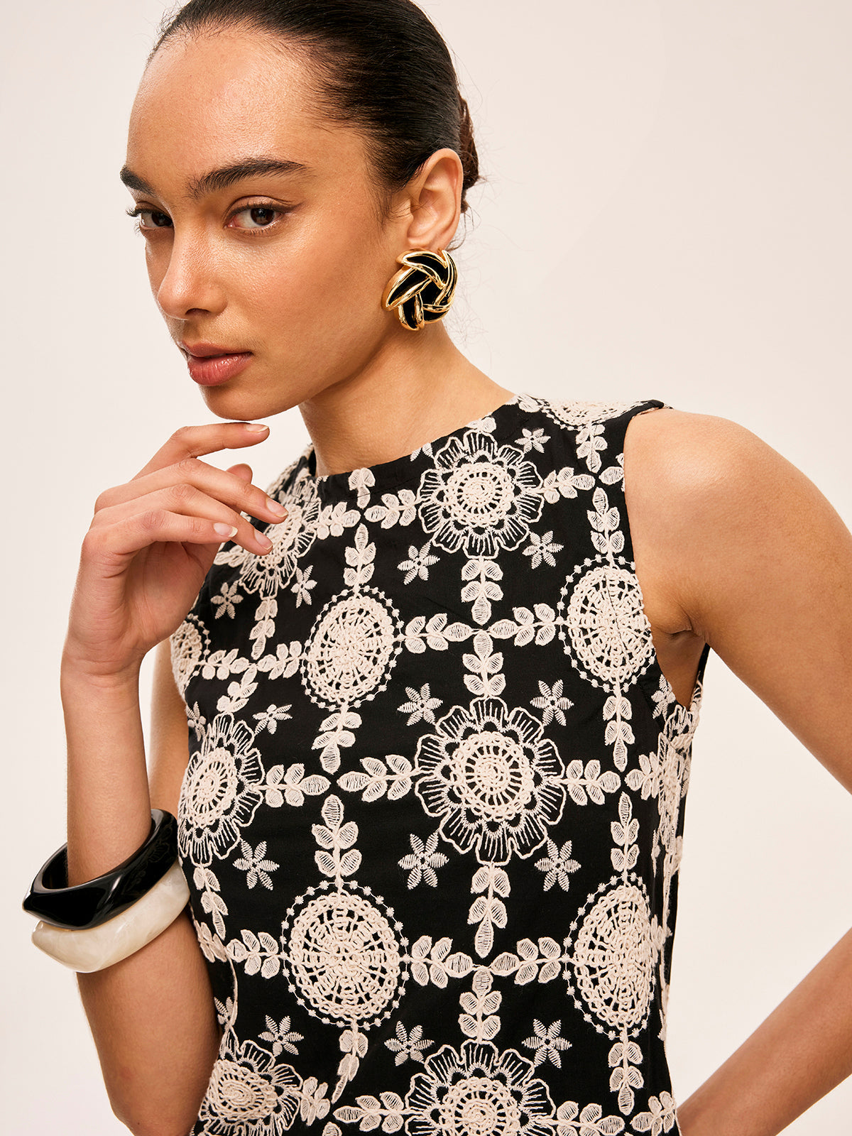 Robe en coton brodée sans manches
