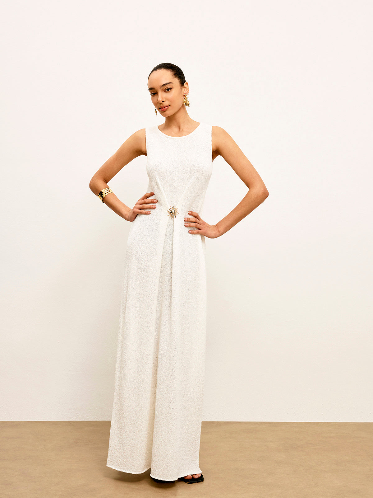 Ärmelloses Strickkleid mit Metalldetails 