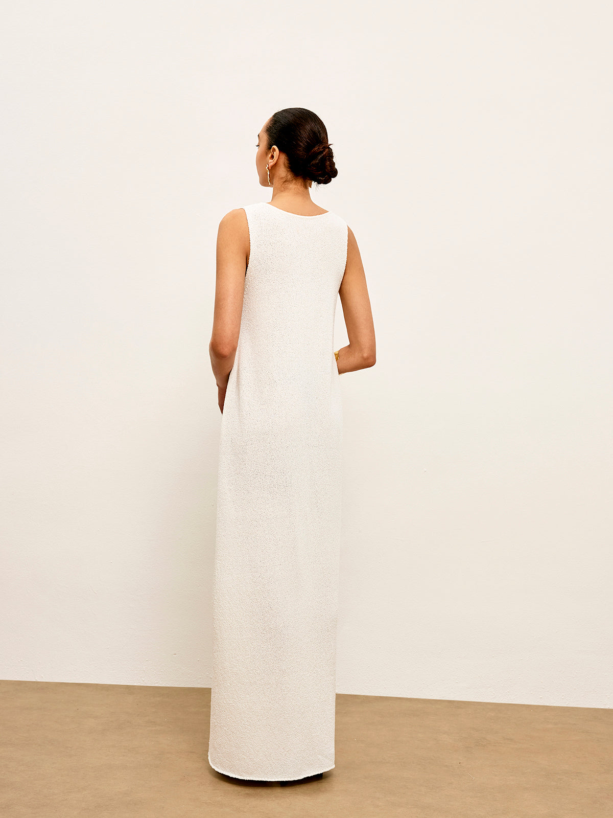 Ärmelloses Strickkleid mit Metalldetails 